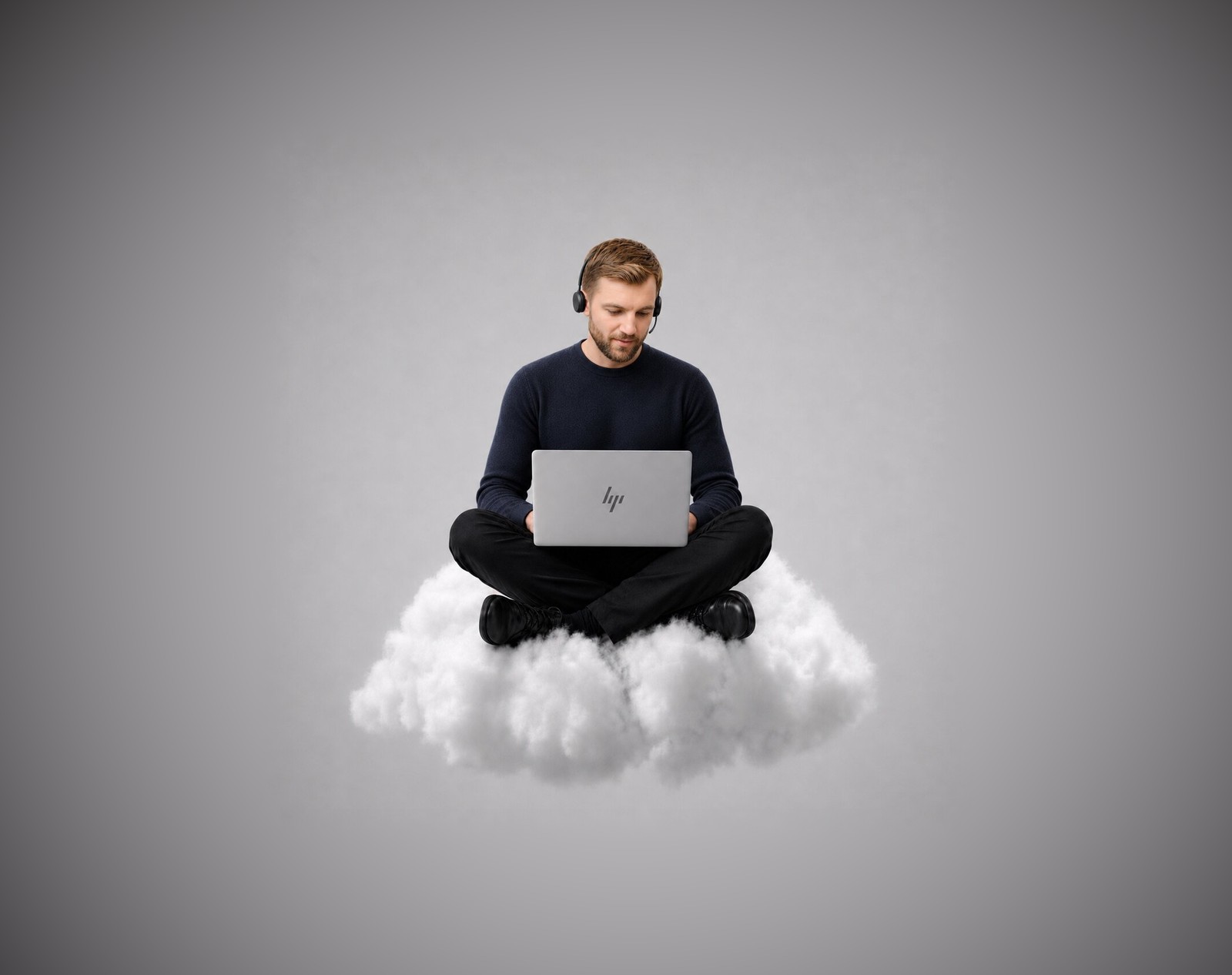Medewerker werkt met laptop en headset op een wolk — cloudoplossingen van Connect IT