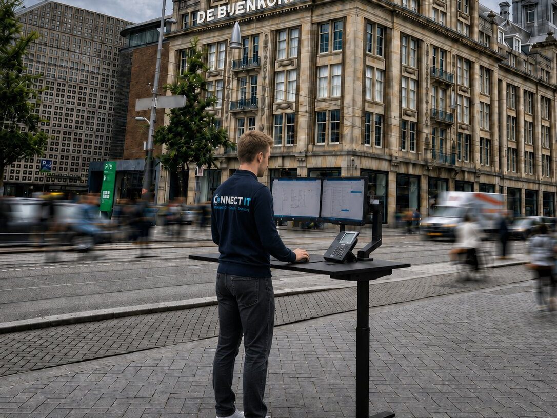 Connect IT-medewerker werkt aan een volledige digitale werkplek met twee schermen op de Dam in Amsterdam